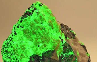 Willemite Mineral Guide: Properties, Fluorescence, and Non-Sulfide Zinc Ore Willemit